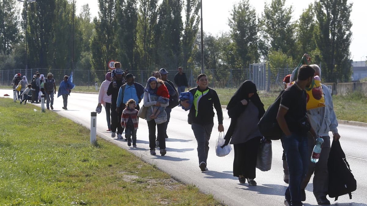 Miles de refugiados cruzan la frontera con Austria