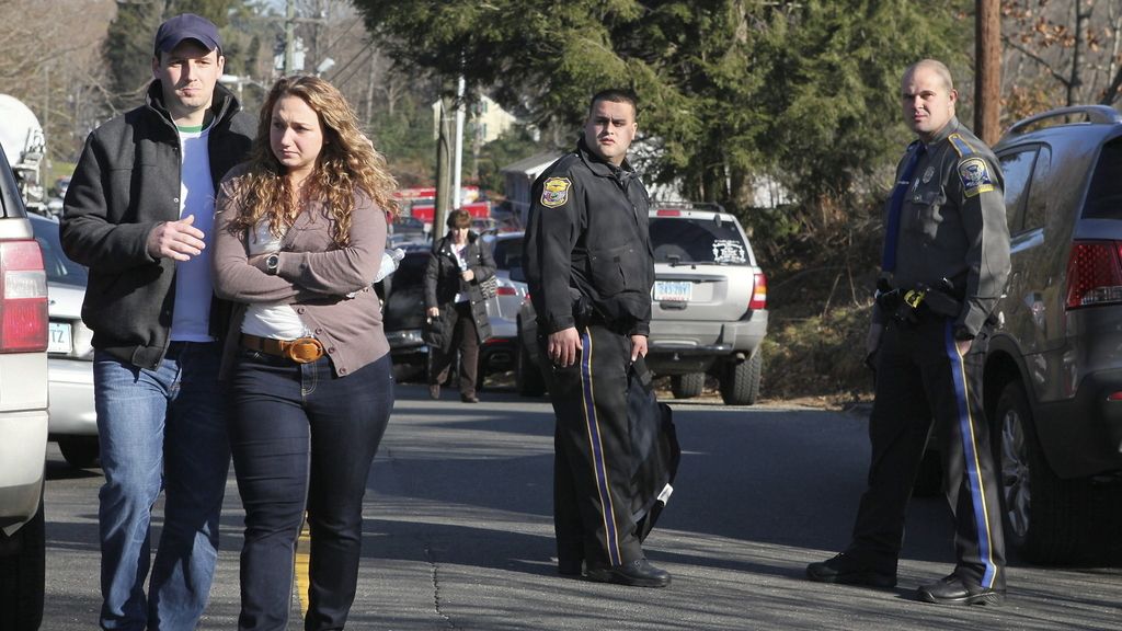 Testigos en los aledaños de la escuela Sandy Hook, lugar de la matanza