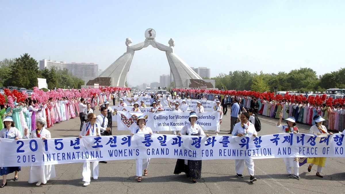 Treinta mujeres cruzan la frontera entre las dos Coreas en una llamada a la paz