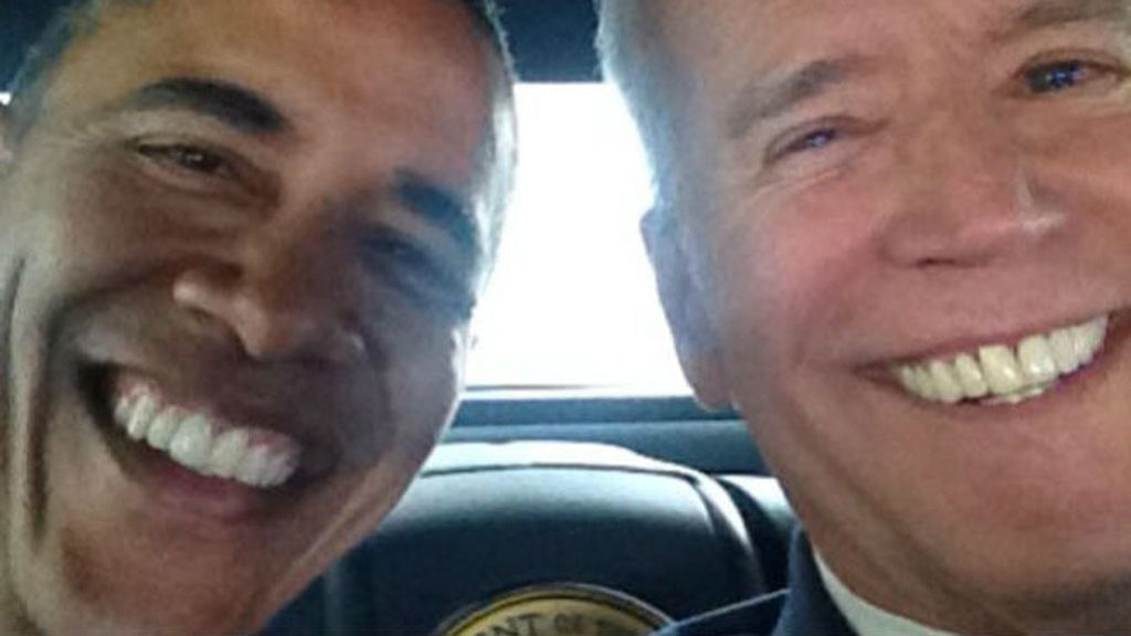 Obama le ha cogido gusto a los selfie (después de la polémica en el entierro de Mandela) y aquí lo vemos con su vicepresidente Joe Biden