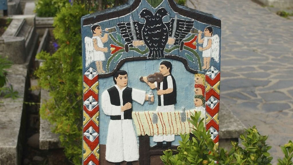 Así es el cementerio alegre de Sapantza, Rumanía