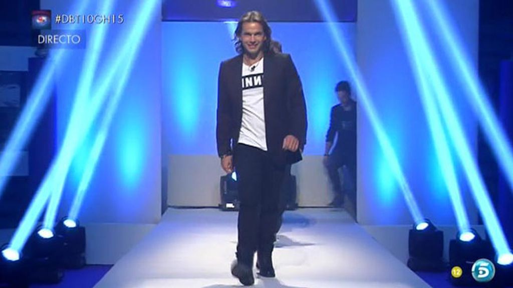 Los finalistas aplauden y piropean a los "modelos"