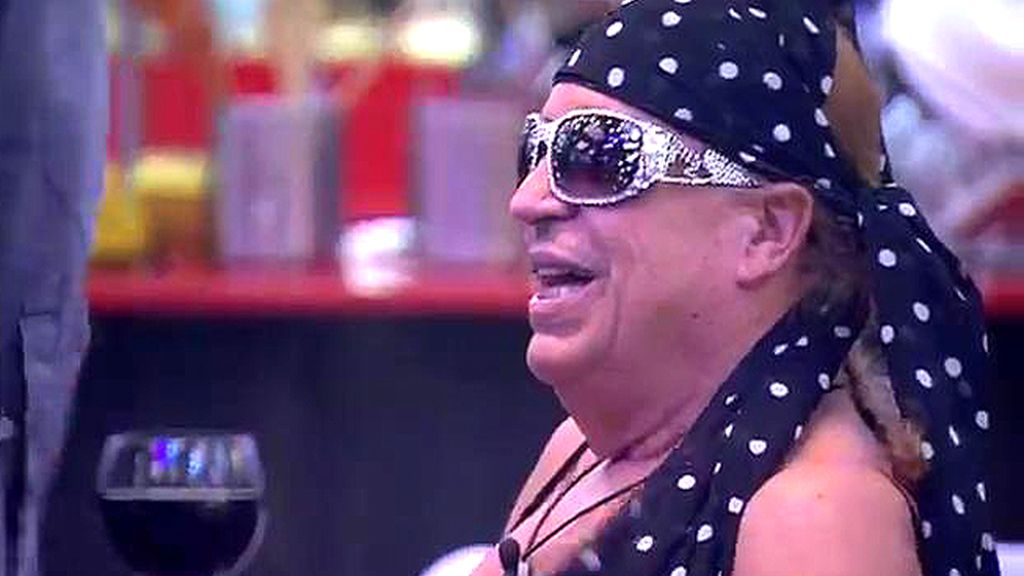 Los hombres, disfrazados de mujeres y viceversa