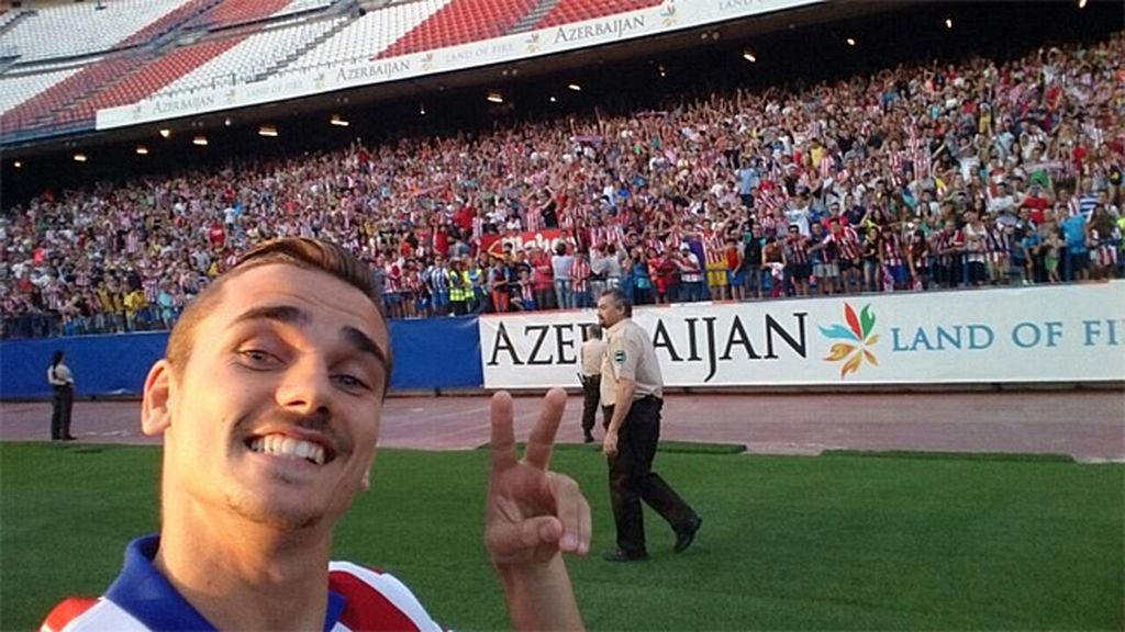 Balones a la grada, espontáneos y un selfie en la presentación de Griezmann en el Calderón