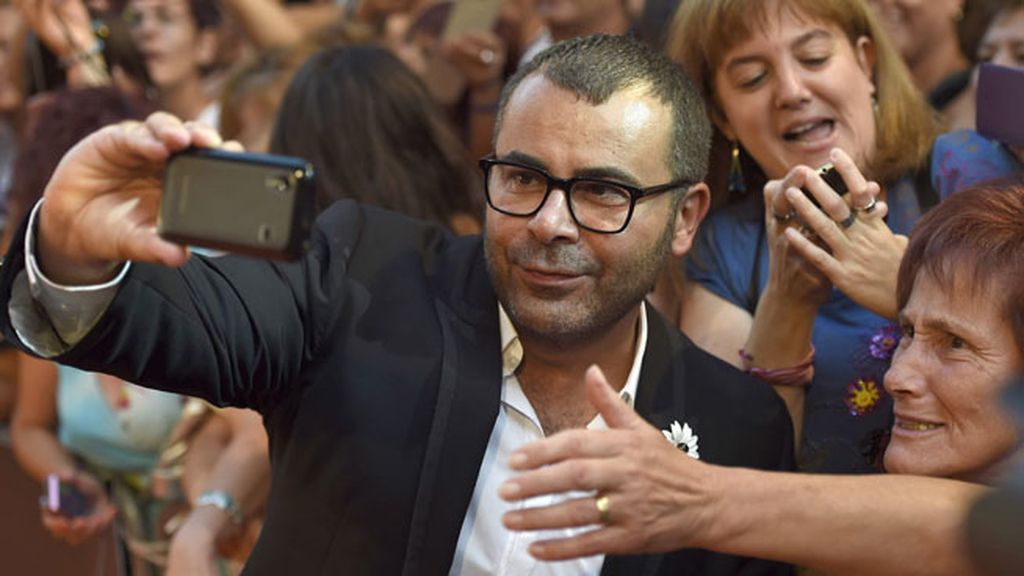 Hiba Abouk espectacular, el guapo de Rubén Cortada... los 'selfies' de 'El Príncipe'