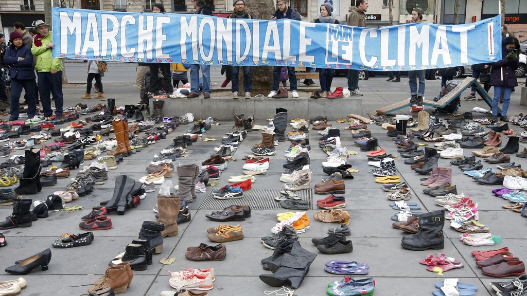 Miles de zapatos en la marcha simbólica por el clima en París