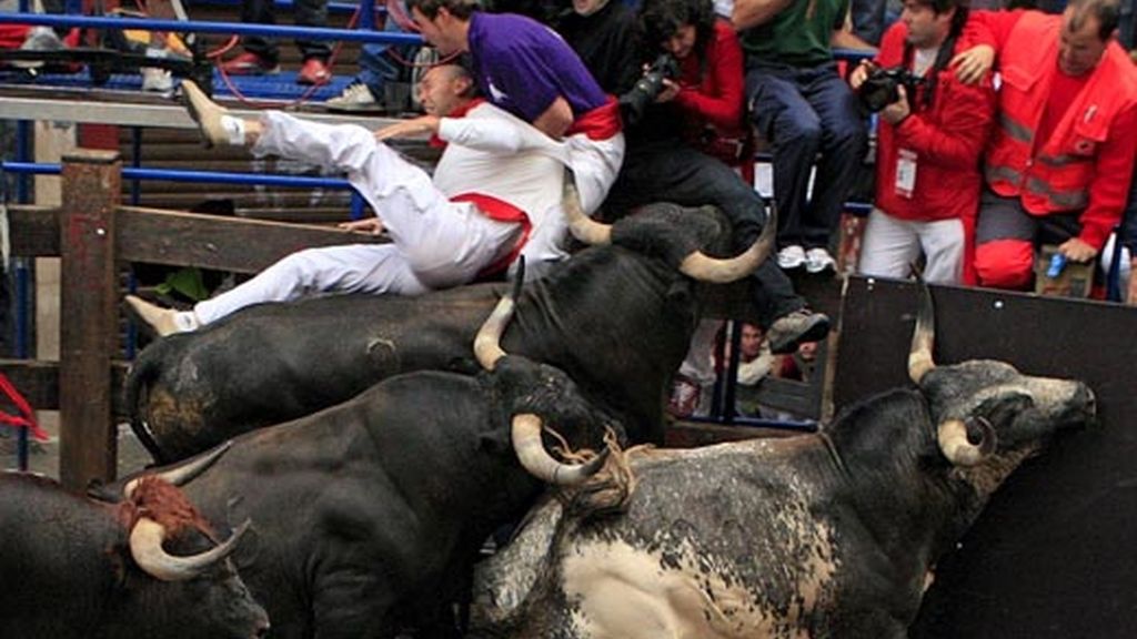 Un hombre es volteado por el toro afortunadamente sin consecuencias graves