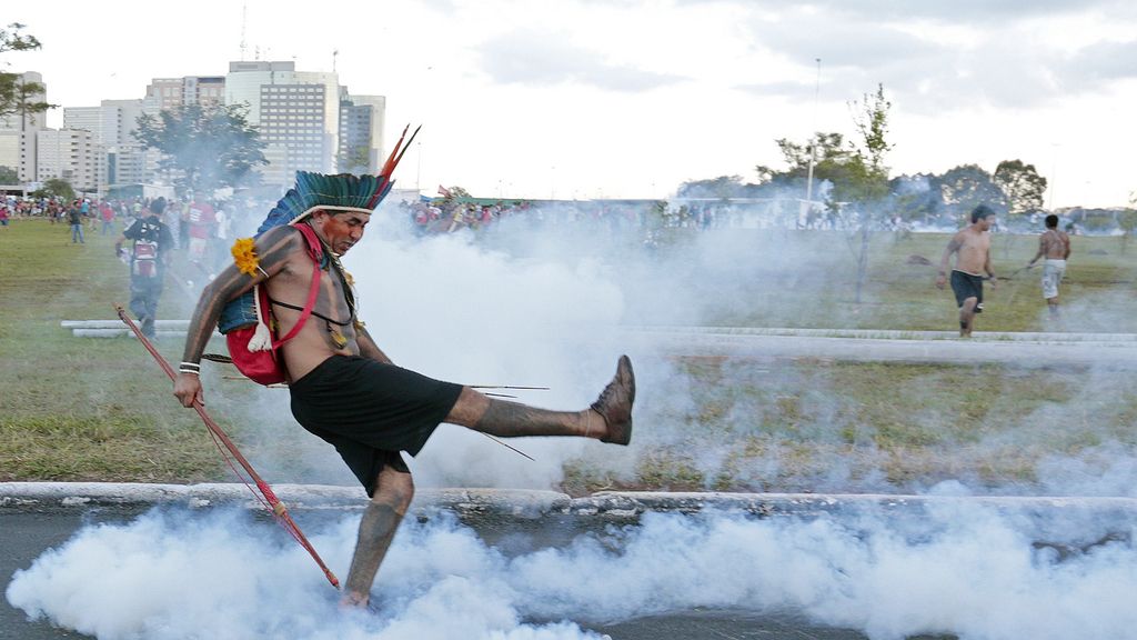Indígenas brasileños y Policía se enfrentan a las puertas del estadio de Brasilia