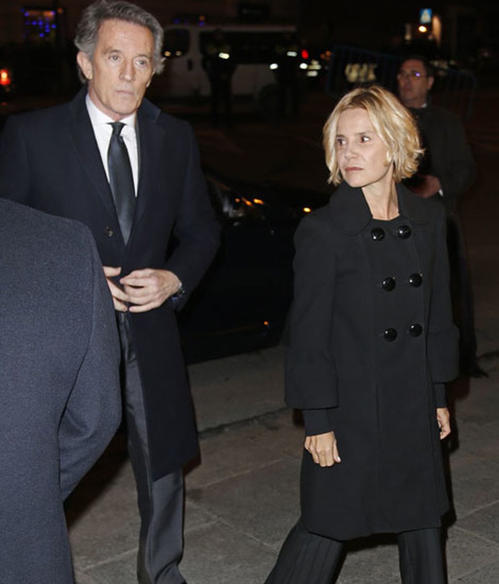 El viudo y la hija de Cayetana de Alba, muy emocionados durante el acto