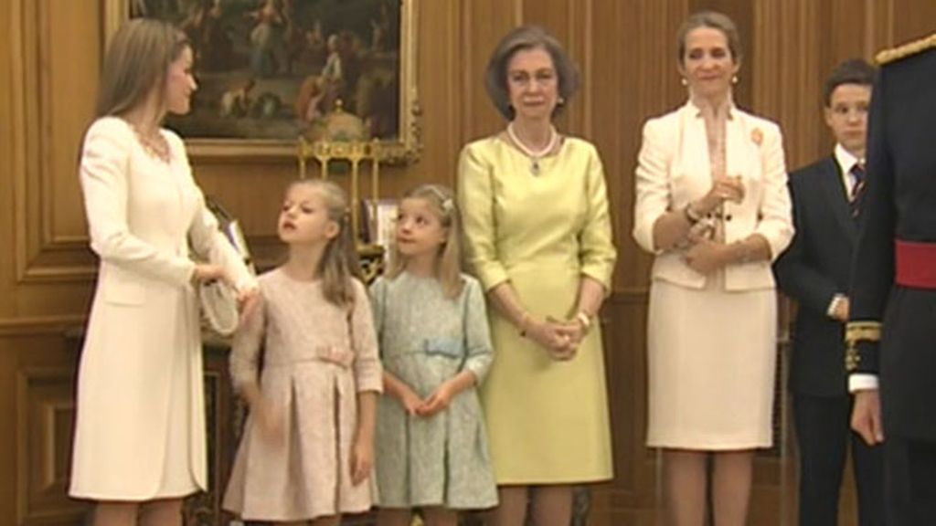 Letizia, de Varela y de corto en su primer día como Reina