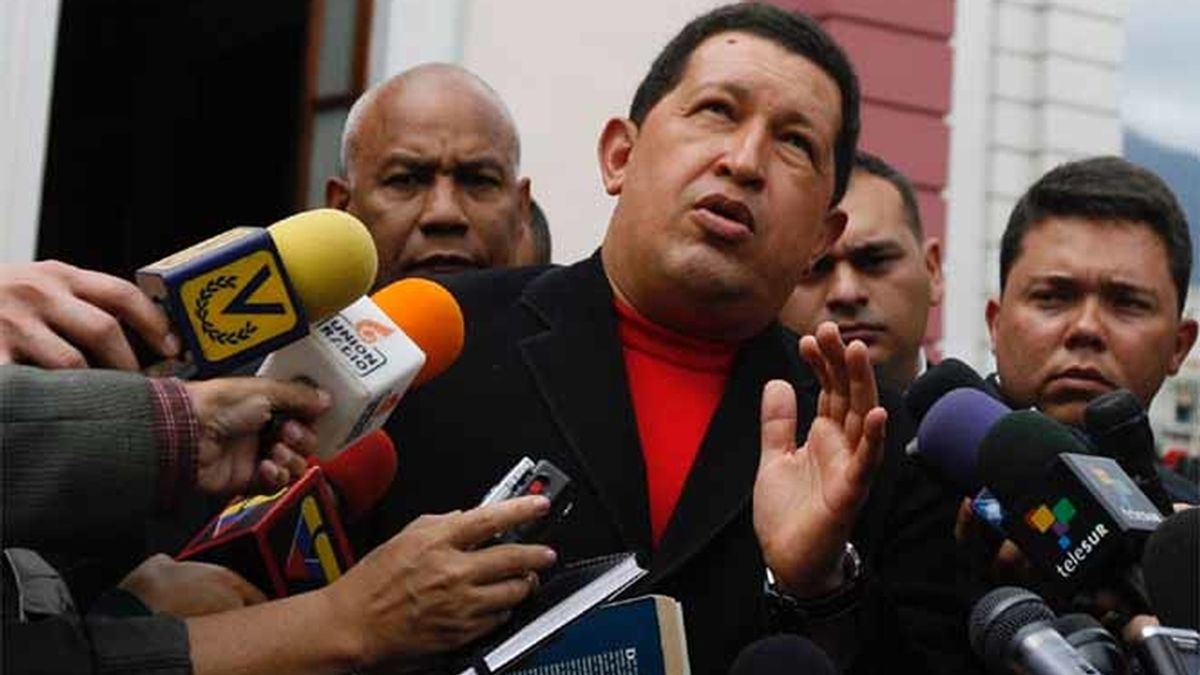 Chávez carga contra Uribe