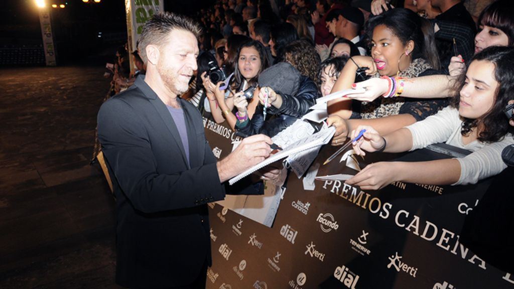 El popular actor Juanjo Artero tampoco dejó pasar la oportunidad de firmas autógrafos a sus seguidoras