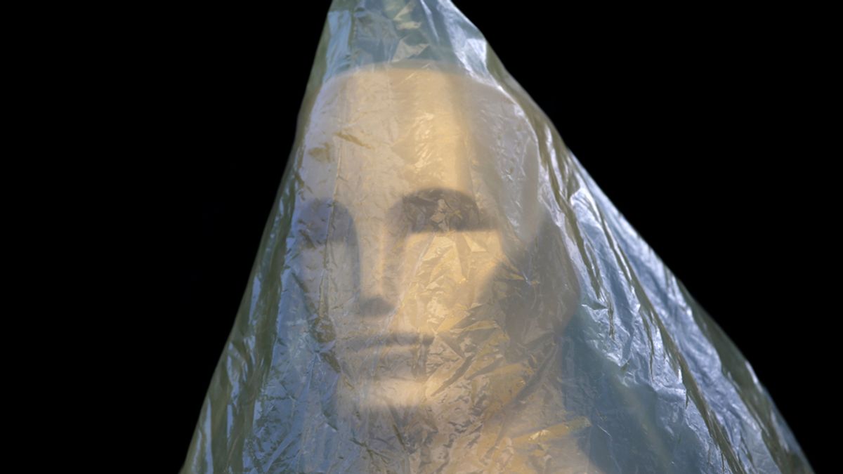 La estatua de un Oscar cubierta con plástico mientras se prepara la gala