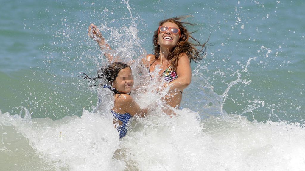 Paula Echevarría y Daniella, de vacaciones en Cádiz con los abuelos maternos