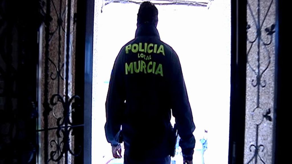 Policía de espaldas