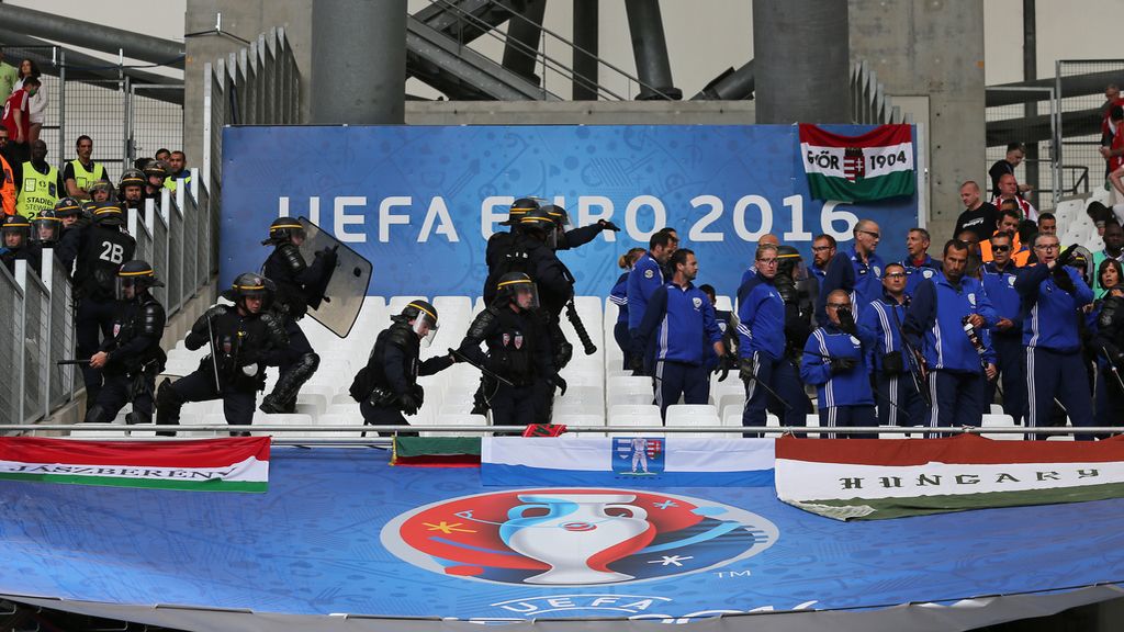 Los 'hooligans' se enfrentaron con la seguridad del estadio y la Policía francesa