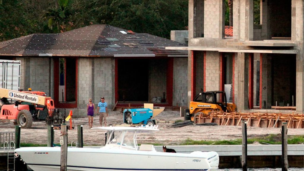 Enrique Iglesias y Anna Kournikova ejercen de capataces de su nuevo hogar de Miami