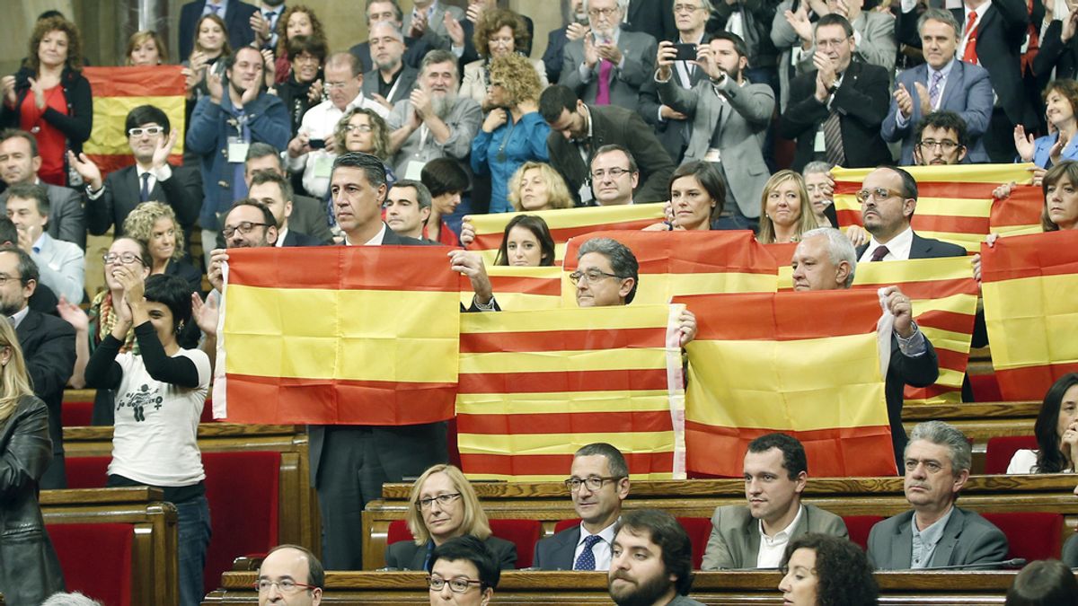 Los diputados del PP exhiben banderas españolas y catalanas al aprobarse la resolución de independencia