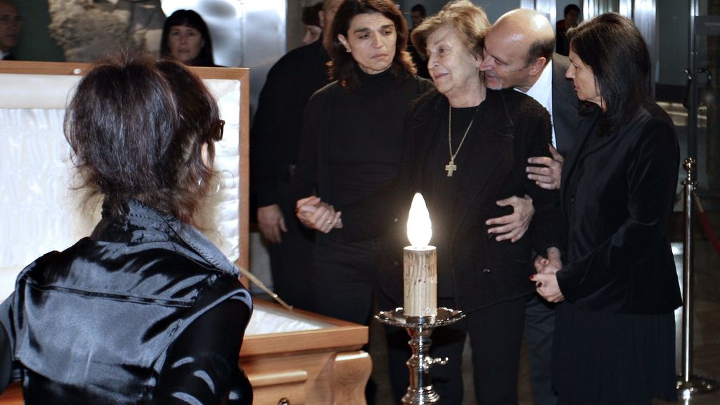 Isabel Páez llora frente al ataúd de su marido, Tony Leblanc