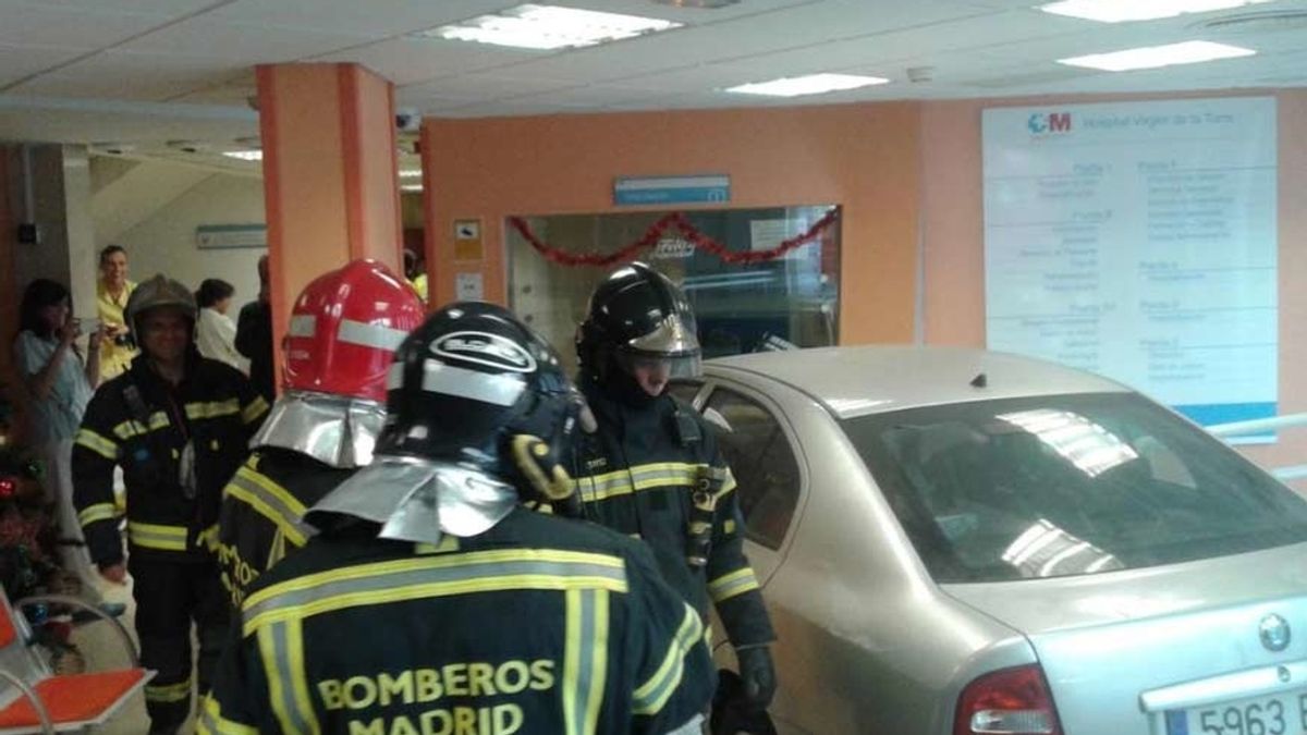 Un coche se empotra en la sala de acceso a un hospital madrileño