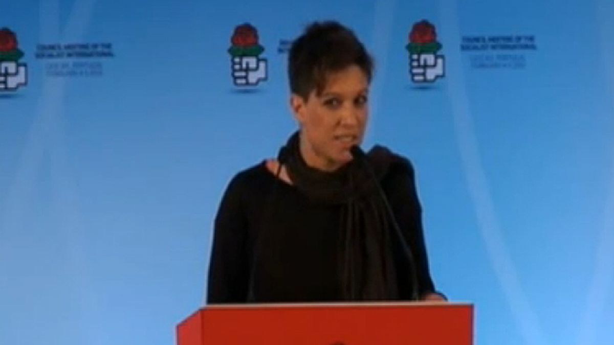 Beatriz Talegón durante su discurso ante el Consejo de la Internacional Socialista en cascais (Portugal)