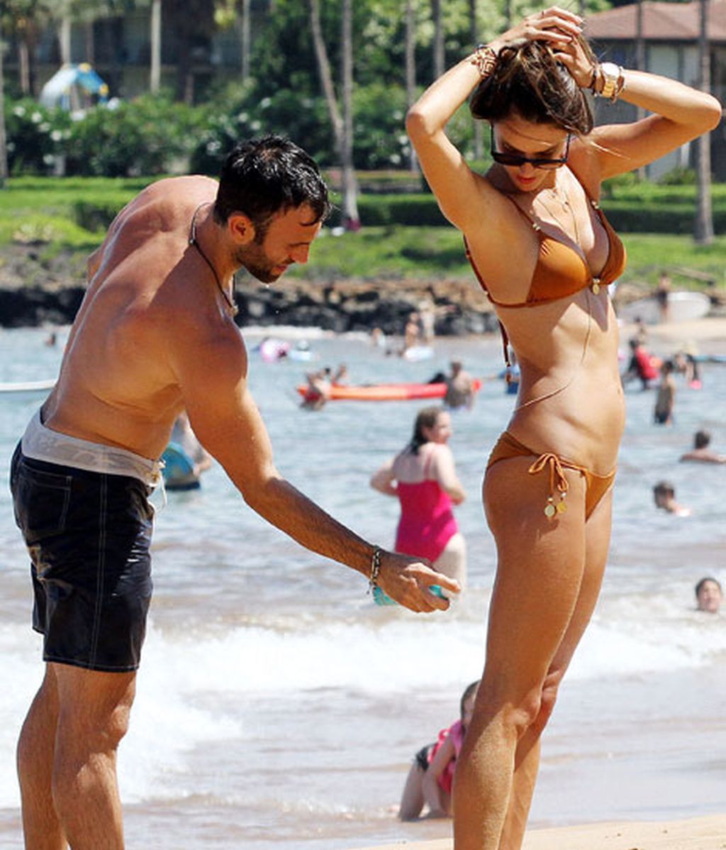 Está radiante presumiendo de retaguardia al sol