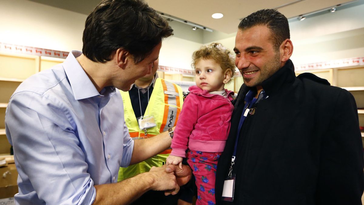 El primer avión canadiense con 163 refugiados sirios a bordo aterriza en Toronto