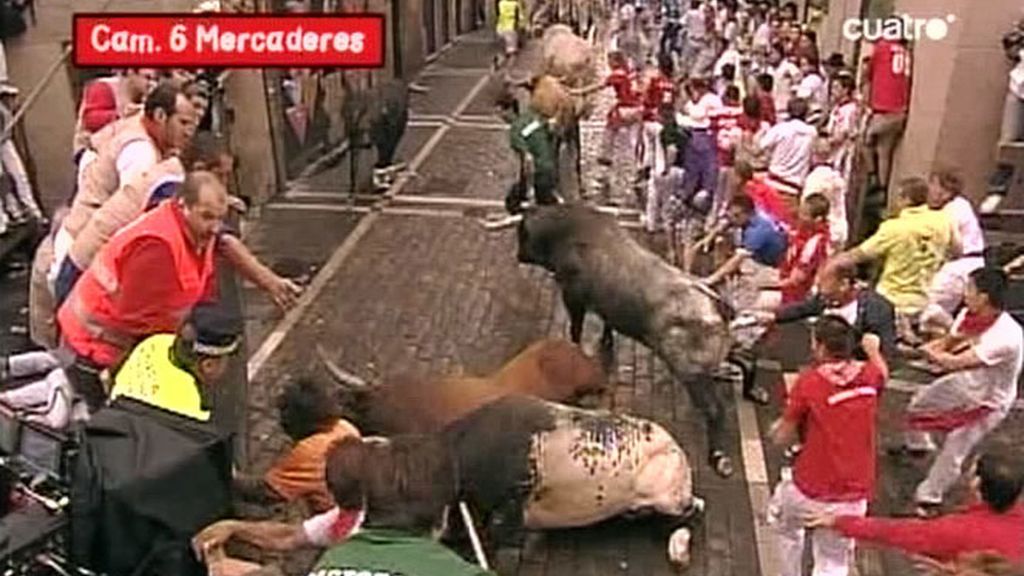 En la curva de Mercaderes uno de los astados se ha desplazado hasta el lado izquierdo de la calle golpeando brutalmente a un mozo