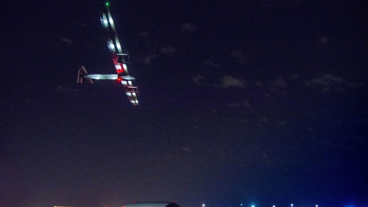 El avión solar Impulse II, propulsado con energía solar