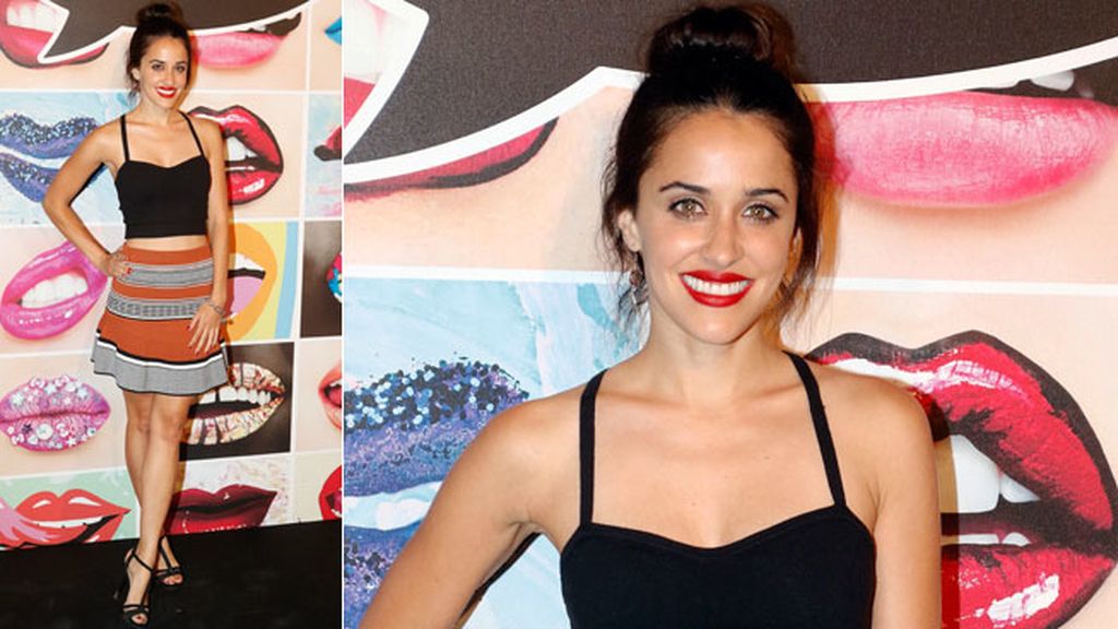 Macarena García combinó falda y top con moño alto y labio rojos