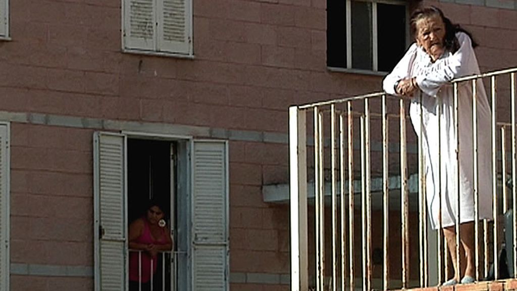 Vecinas del barrio observan atentas por su ventana