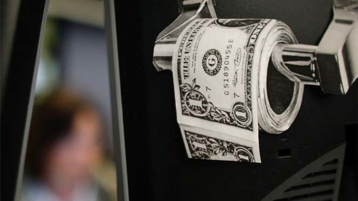 Rollo de papel higiénico realizado con dólares