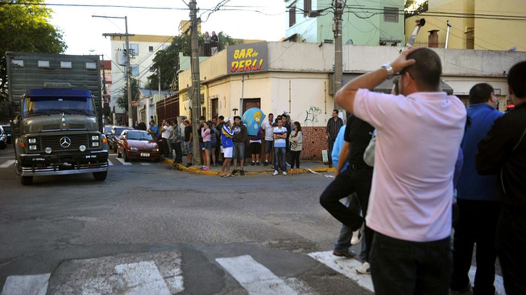 Un camión traslada los muertos a la morgue