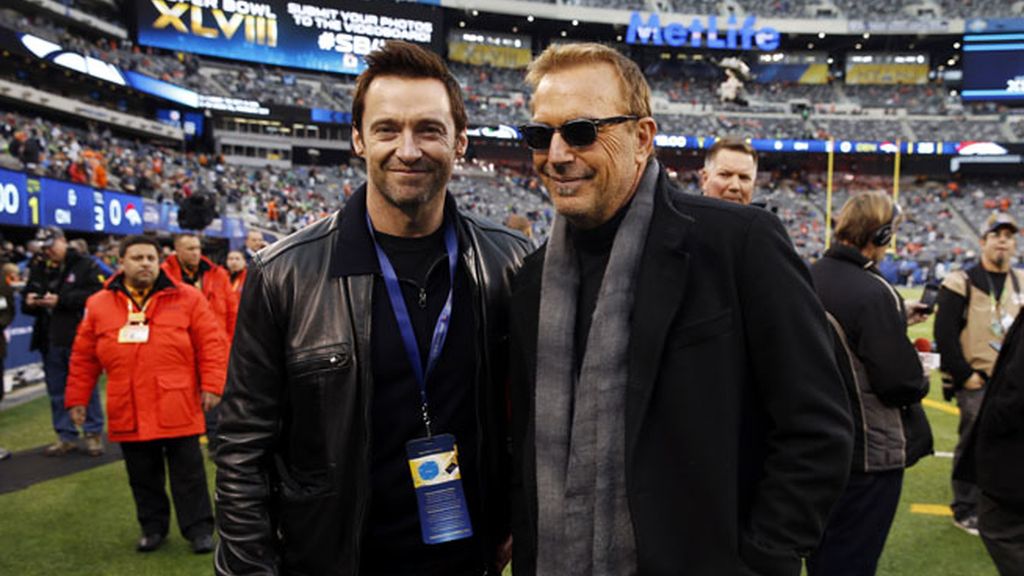 Kevin Costner y Hugh Jackman, bailan a ritmo de Bruno Mars en la Super Bowl
