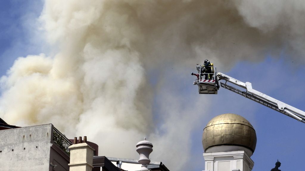 Los bomberos intentar apagar el fuego desde lo alto
