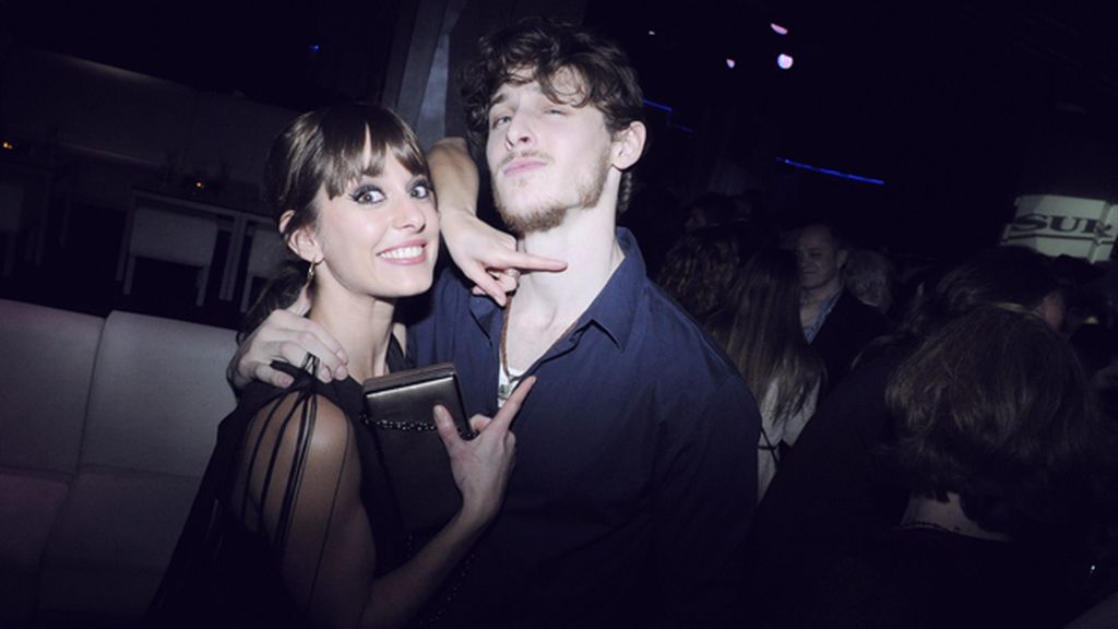 La actriz Silvia Alonso, con vestido de moda sostenible de H&M, junto a Nicolás Coronado