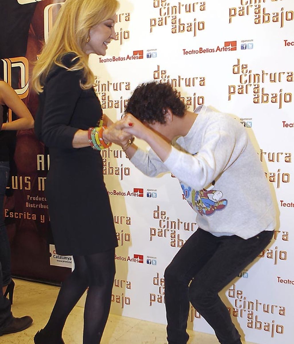 Carmen Lomana de líder africana; Bimba Bosé con escote juguetón...