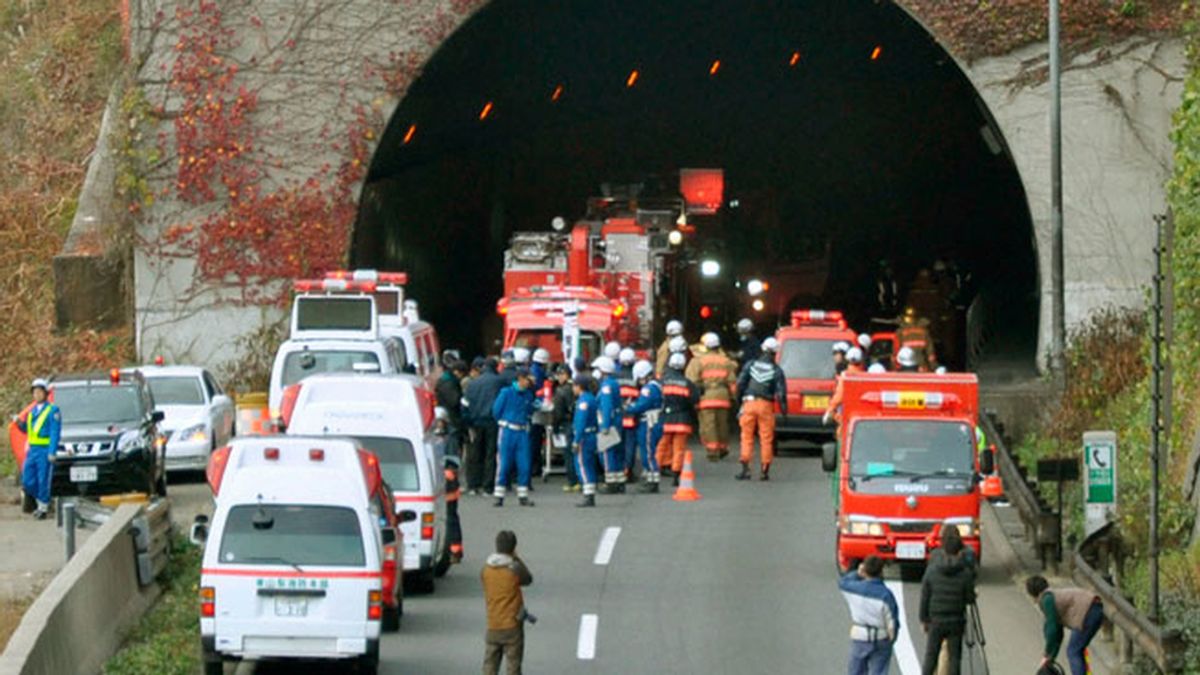 Servicios de rescate ante el túnel derrumbado en Japón