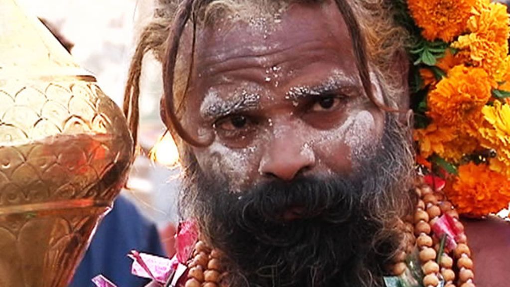 Los "Nagas" se dejan ver sólo en festividades como ésta