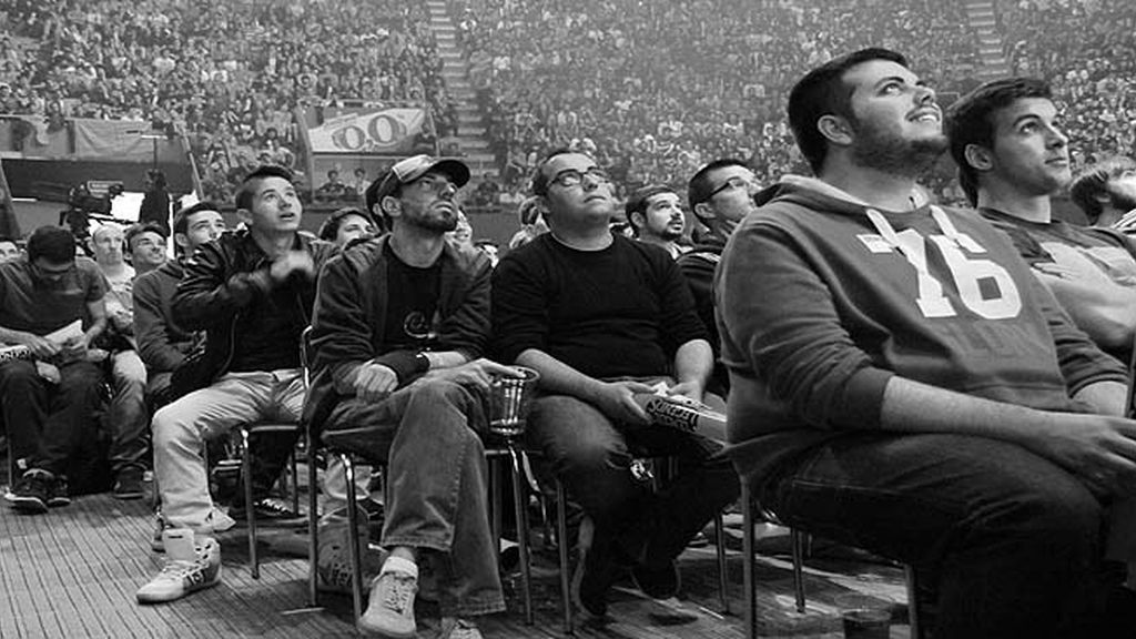 Miles de aficionados jalean a los equipos durante las finales de la 'LCS' en Madrid