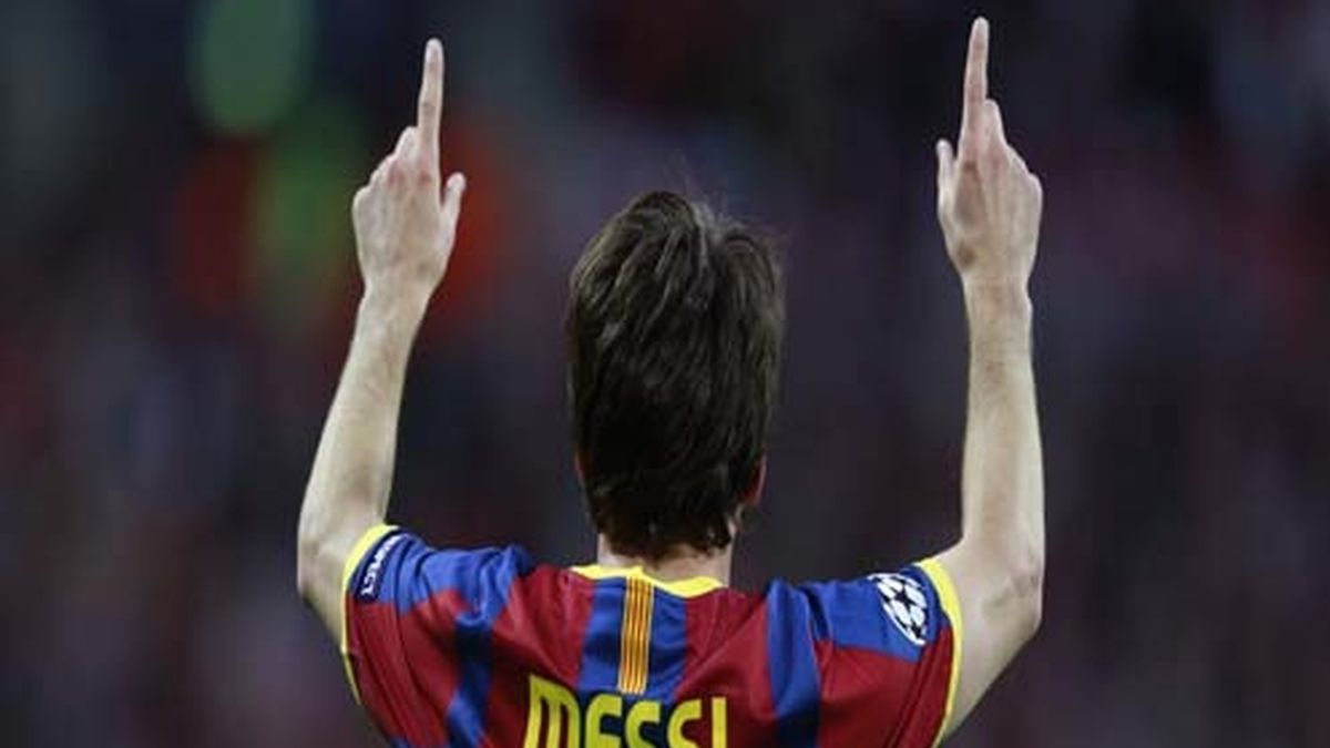 Messi mira al cielo tras el gol Messi mira al cielo tras el gol