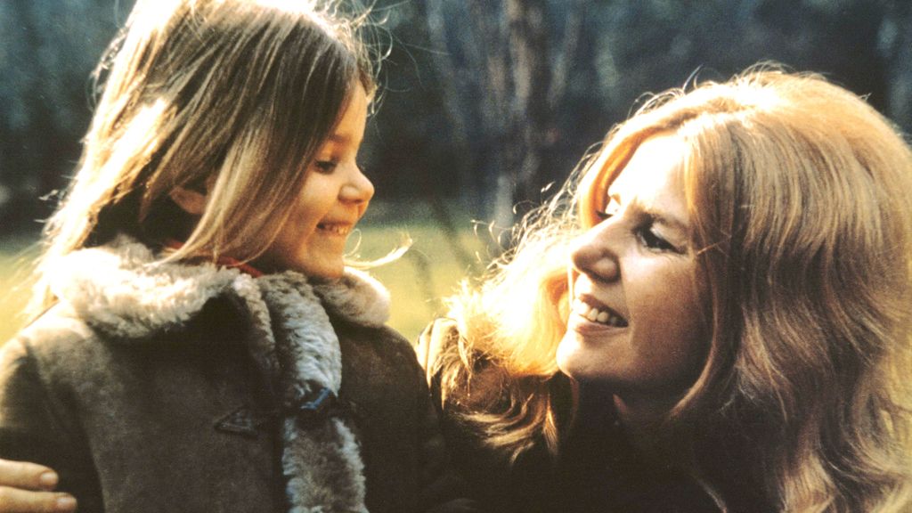 La duquesa de Alba, con su hija Eugenia en 1970