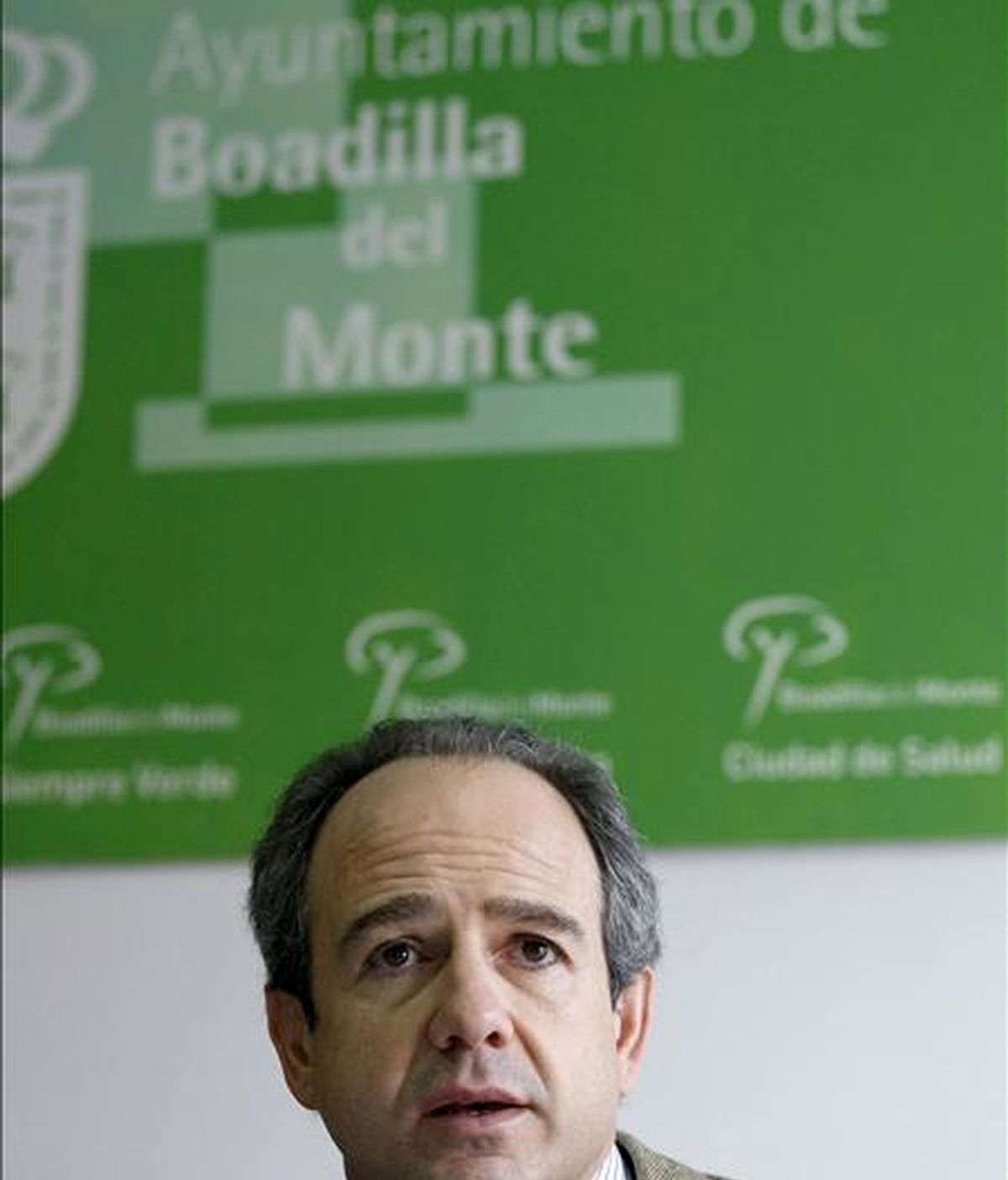 El alcalde de Boadilla del Monte, Arturo González Panero, durante la rueda de prensa que ha ofrecido en referencia a la operación contra la corrupción, el tráfico de influencias y el blanqueo de capitales que se ha desarrollado en su municipio y otras localidades españolas. EFE