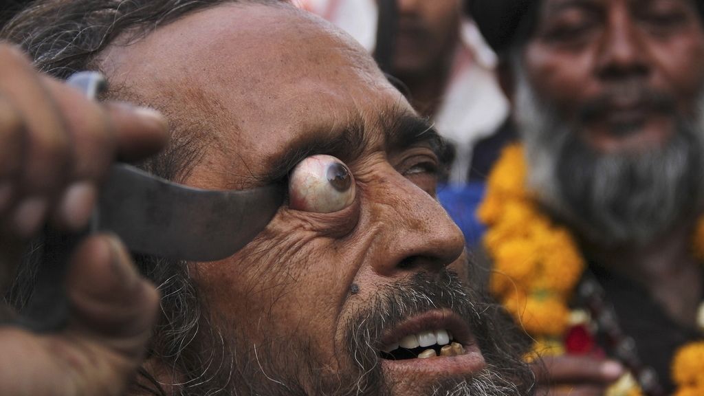 Un faquir realiza una demostración durante la celebración del festival Urs en la India