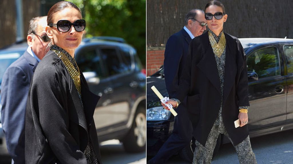 Laura Ponte eligió un traje de pantalón estampado y un gran collar dorado