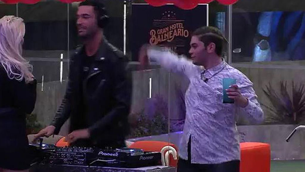 El amigo de Isa Pantoja se ha desmelenado