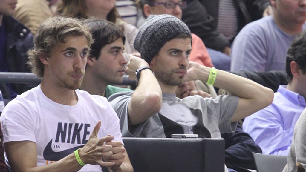 ¿Sabes lo que hace Piqué cuando está de rodríguez? Irse al basket con amigos...