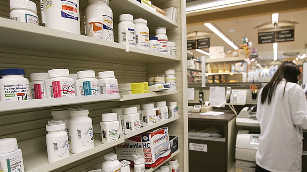 Una farmacia y estanterías con medicamentos