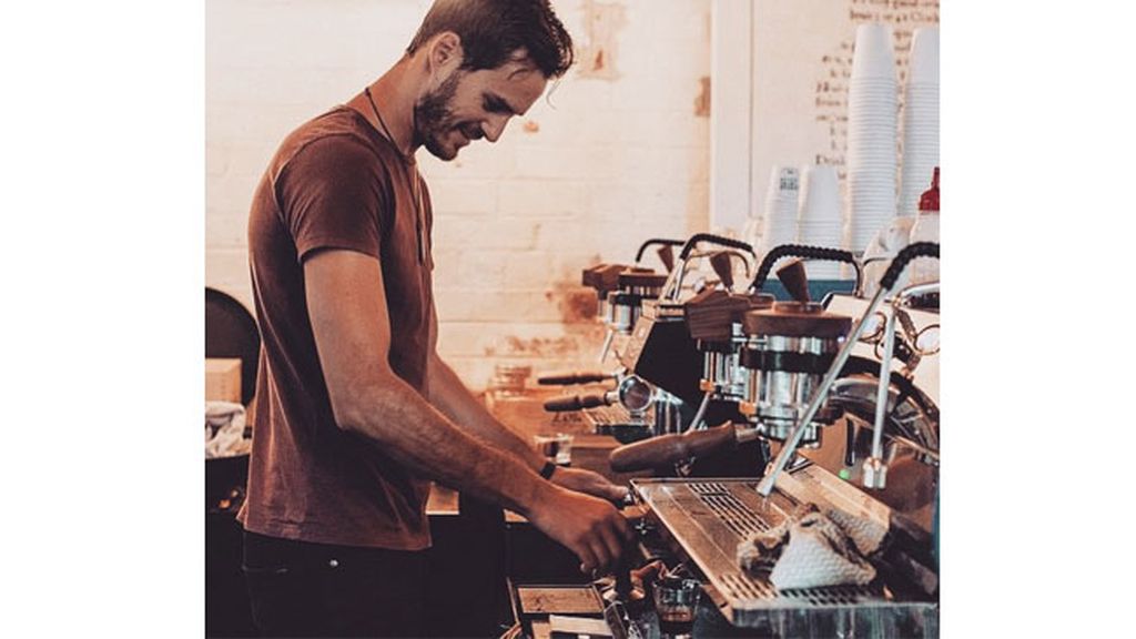 La cuenta @menandcoffee recoge fotos de chicos guapos con cafés