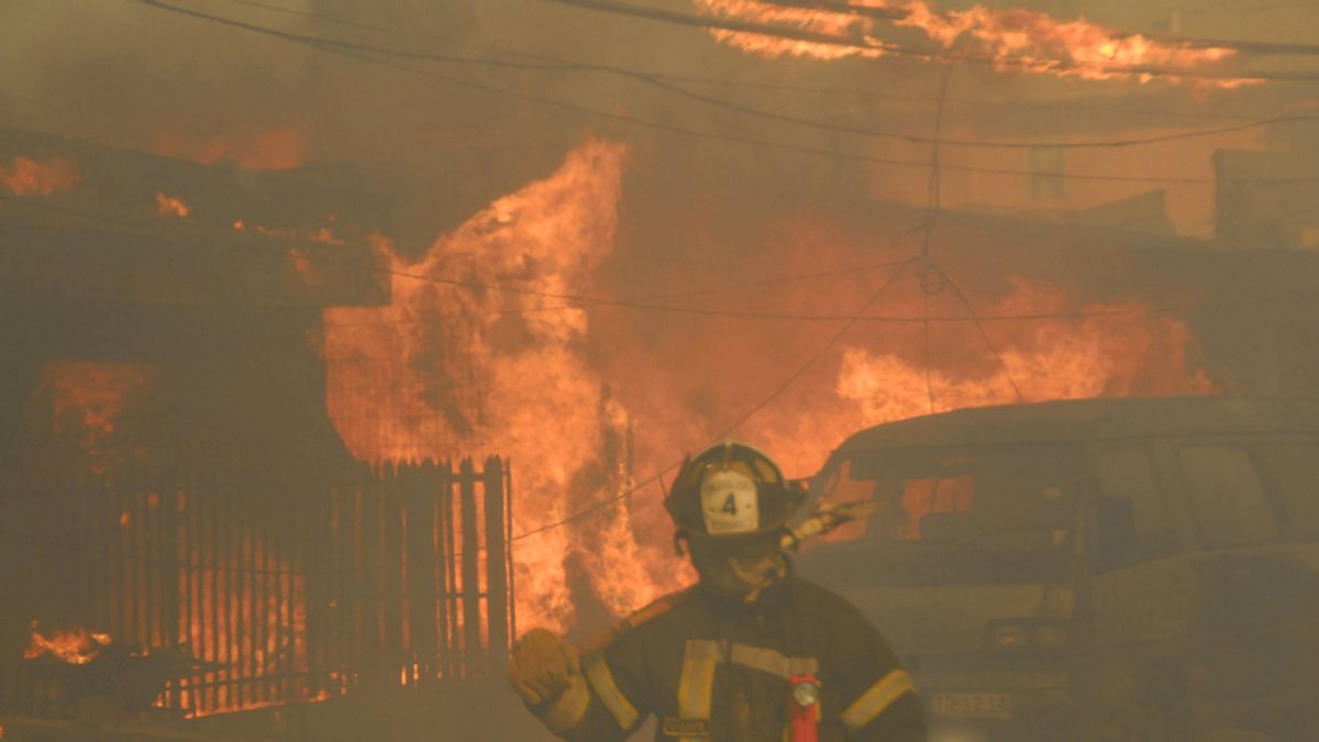 Una treintena de heridos por un incendio en la localidad chilena de Valparaíso